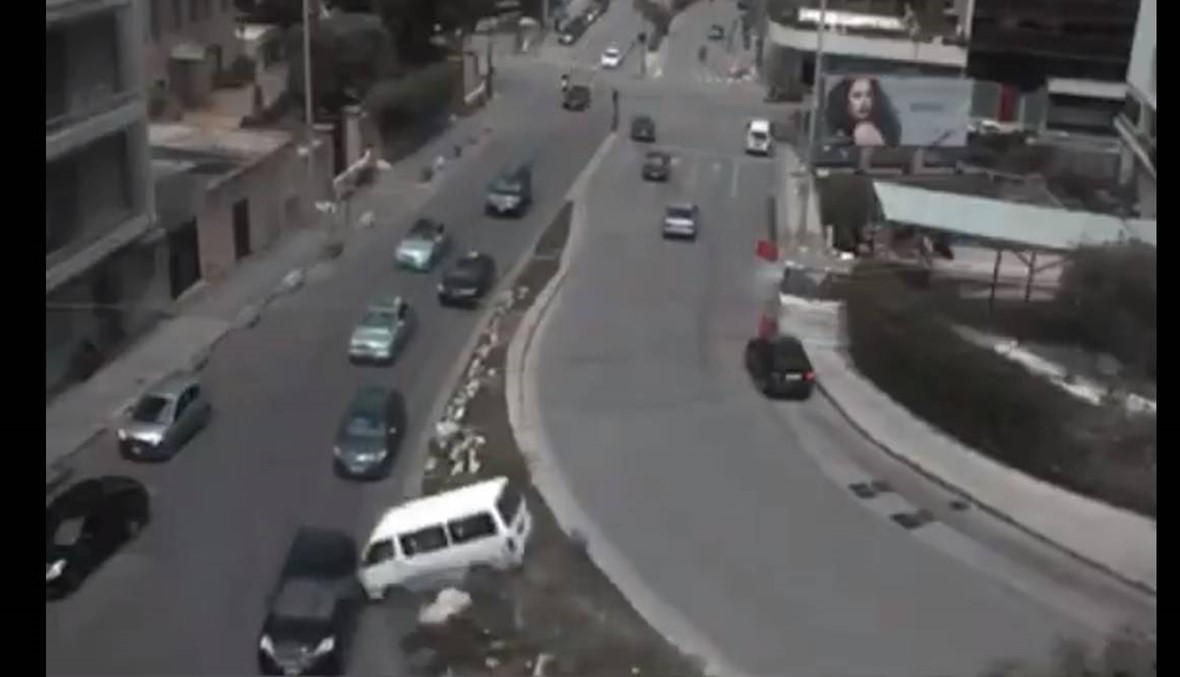 بالفيديو: انزلاق وتصادم عند تقاطع برج المر