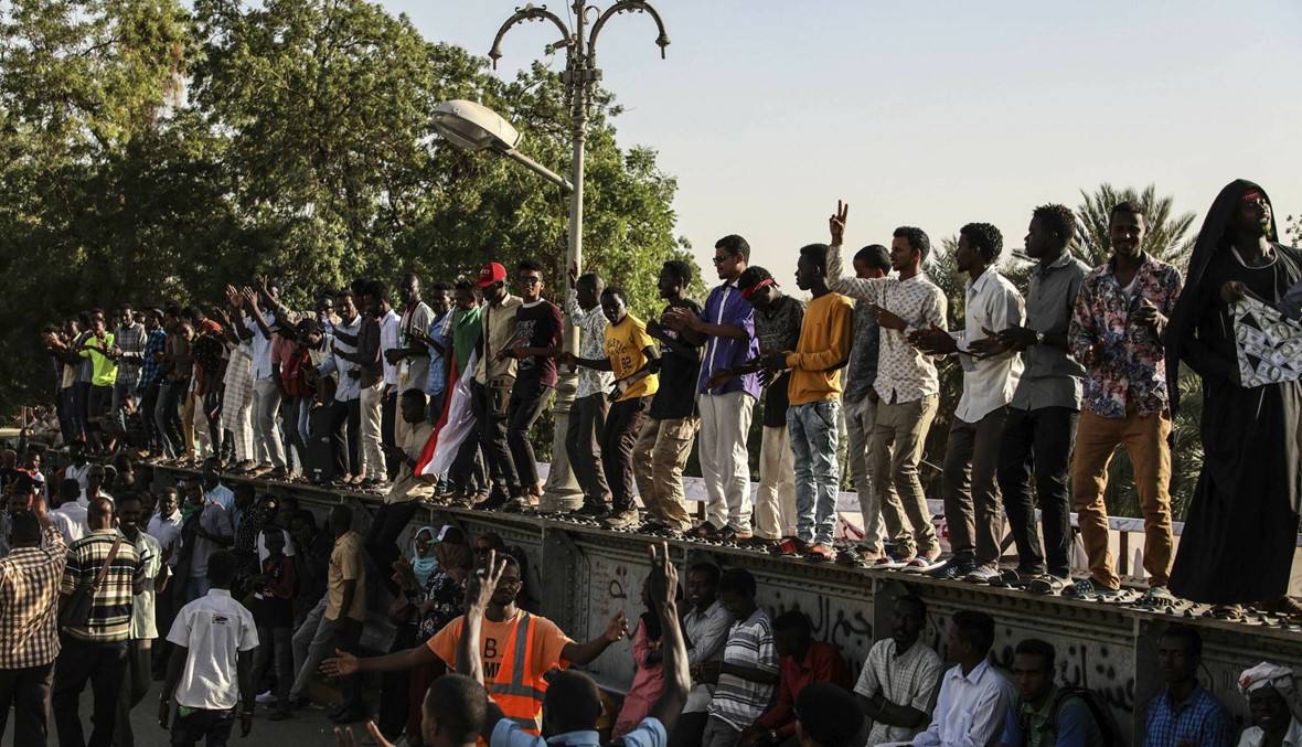 المجلس العسكري في السودان يعلن "الاتفاق على أغلب مطالب" قادة الاحتجاجات