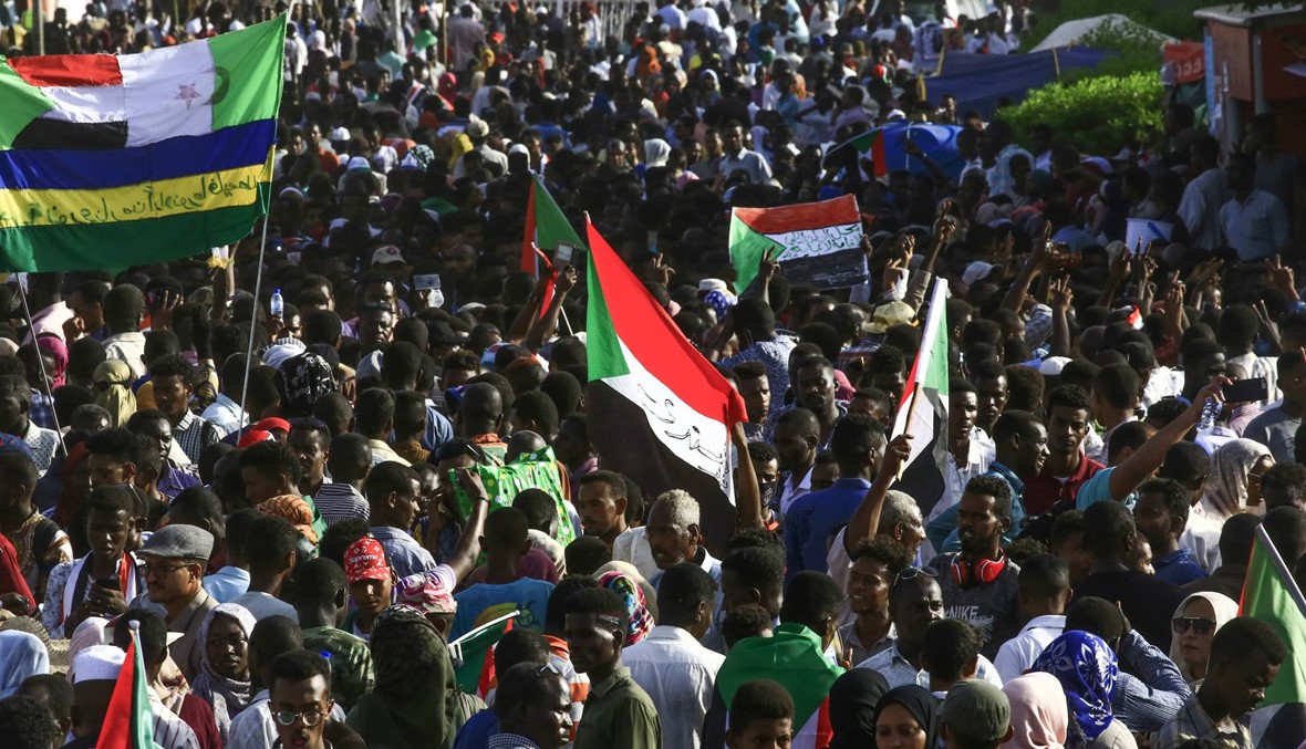 السودان: مئات آلاف المحتجين يحتشدون خارج وزارة الدفاع للمطالبة بحكم مدني