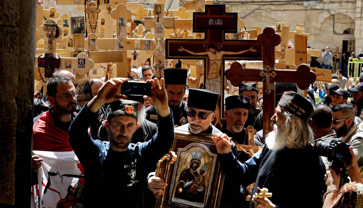 بالصور- آلاف الأرثوذكس أحيوا الجمعة العظيمة في القدس: مسيرة صلبان... و"يا يسوع الحياة"