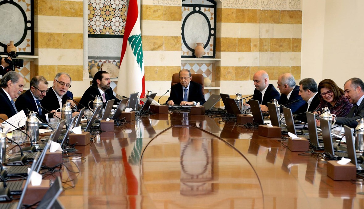 الإصلاحات على الطاولة: لا زيادة على البنزين والـTVA... تخفيض بعض الرواتب وإلغاء مخصصات عدة