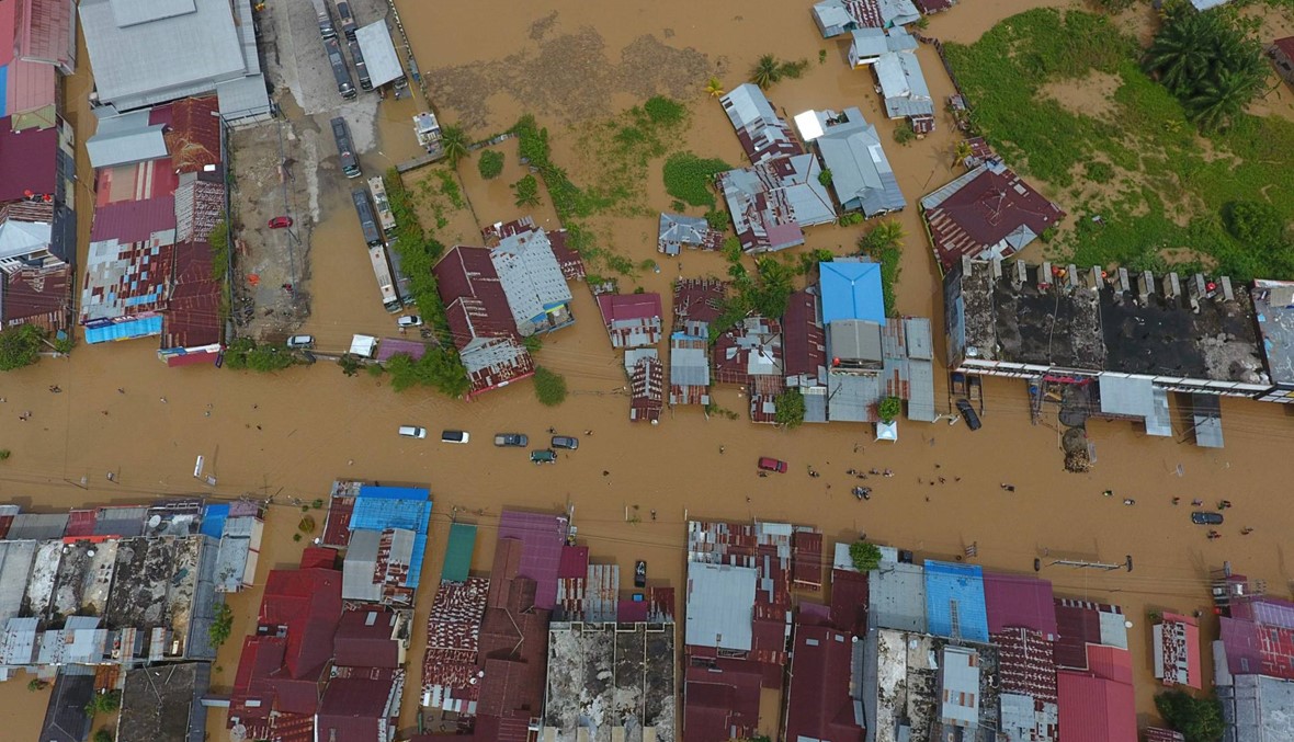 انهيارات أرضية وفيضانات في إندونيسيا: 10 قتلى وآلاف المشرّدين (صور)