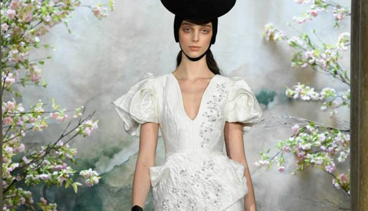 مصممة فيتناميّة تصمم قبعات سوداء لفساتين الزفاف!