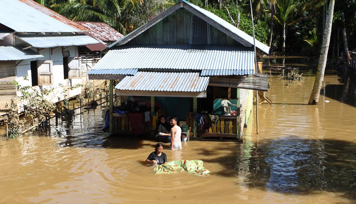 فيضانات وانهيارات أرضيّة في إندونيسيا: مصرع نحو 40 شخصاً