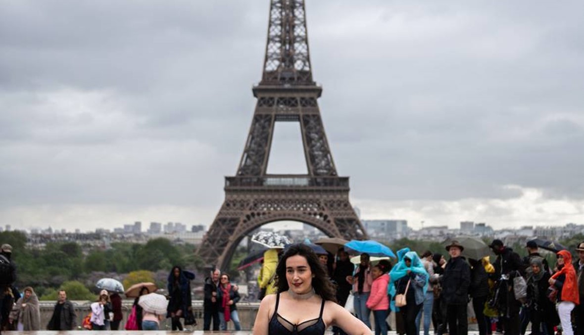 عرض أزياء لنساء مكتنزات ضد التمييز أمام برج إيفل