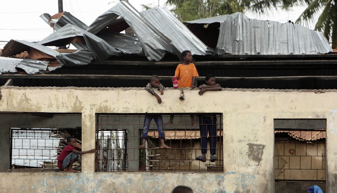 أطنان من المواد الغذائية... إلقاء مساعدات من الجوّ لمنكوبي الإعصار في موزمبيق