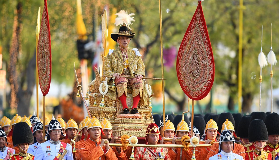 تايلاند خرجت إلى لقاء الملك: مراسم تتويج باهرة... عرش مذهّب، و"ليعِشْ ماها"