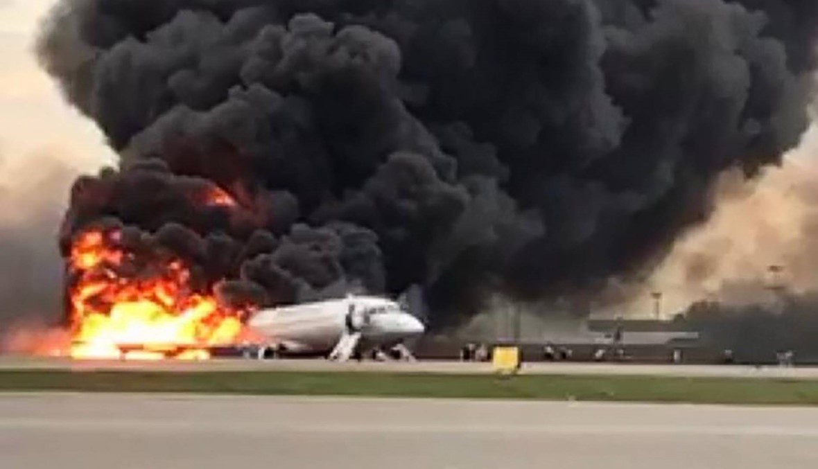 كارثة جوية جديدة... مقتل 13 بعد اندلاع النيران في طائرة ركاب روسية في الجو