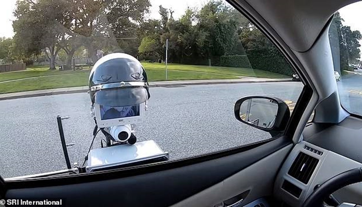 "روبوت" شرطي يحرر المخالفات بحق السائقين (فيديو)