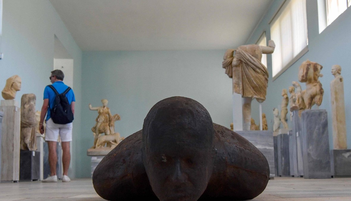 أجسام غريبة وهياكل قرب جزيرة ميكونوس... 29 منحوتة للفنان البريطاني أنطوني غورملي