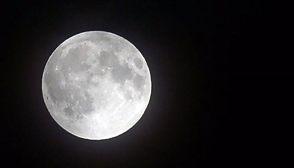 ظاهرة فلكية مثيرة الأسبوع المقبل: ترقّبوا القمر الأزرق الكامل في 18 أيار