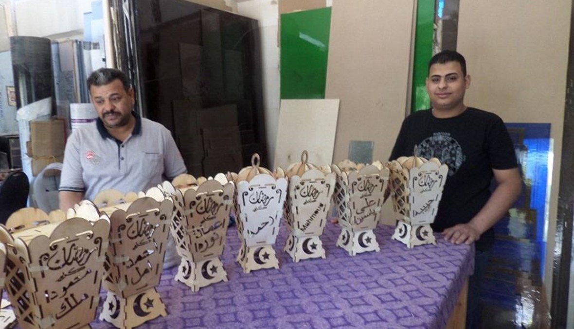 مسيحي بصعيد مصر يصنع فانوس رمضان: "هدفنا نشر المحبة والسلام" (صور)