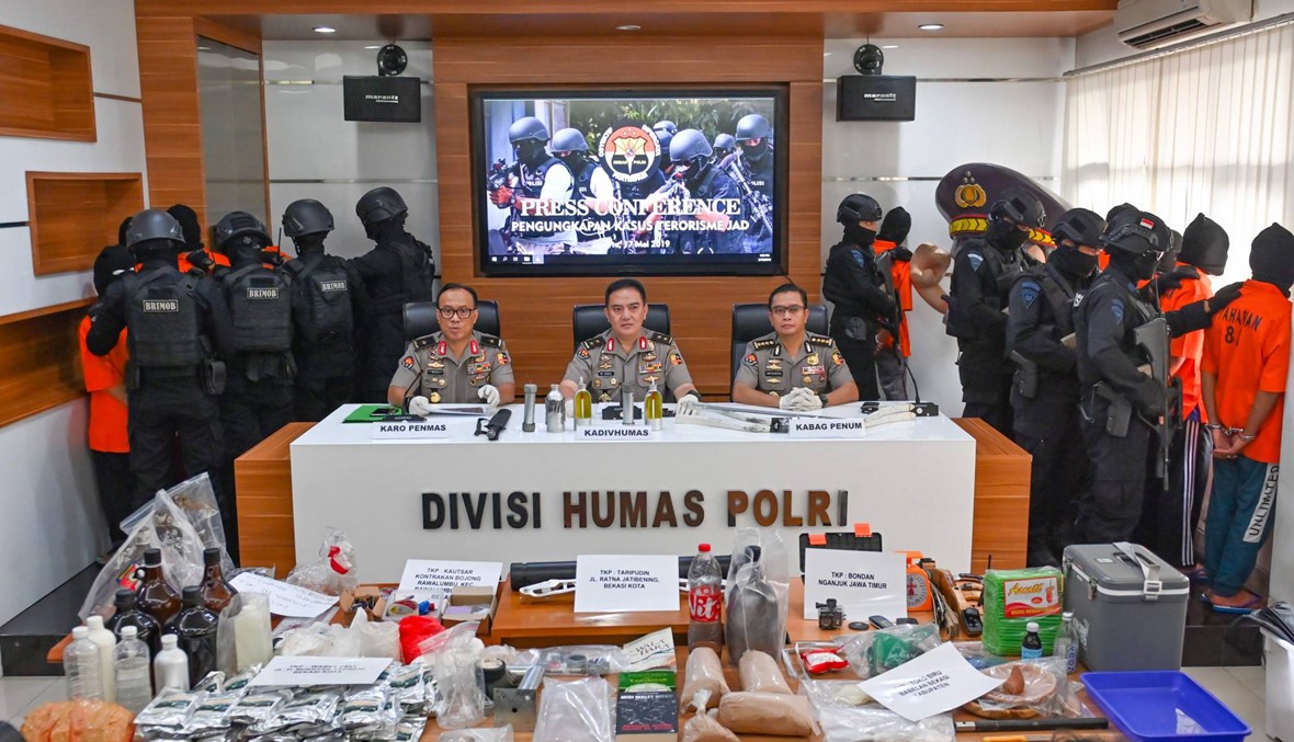 القبض على 30 متشدّداً في إندونيسيا... السفارة الأميركية تُصدر تحذيراً أمنيّاً