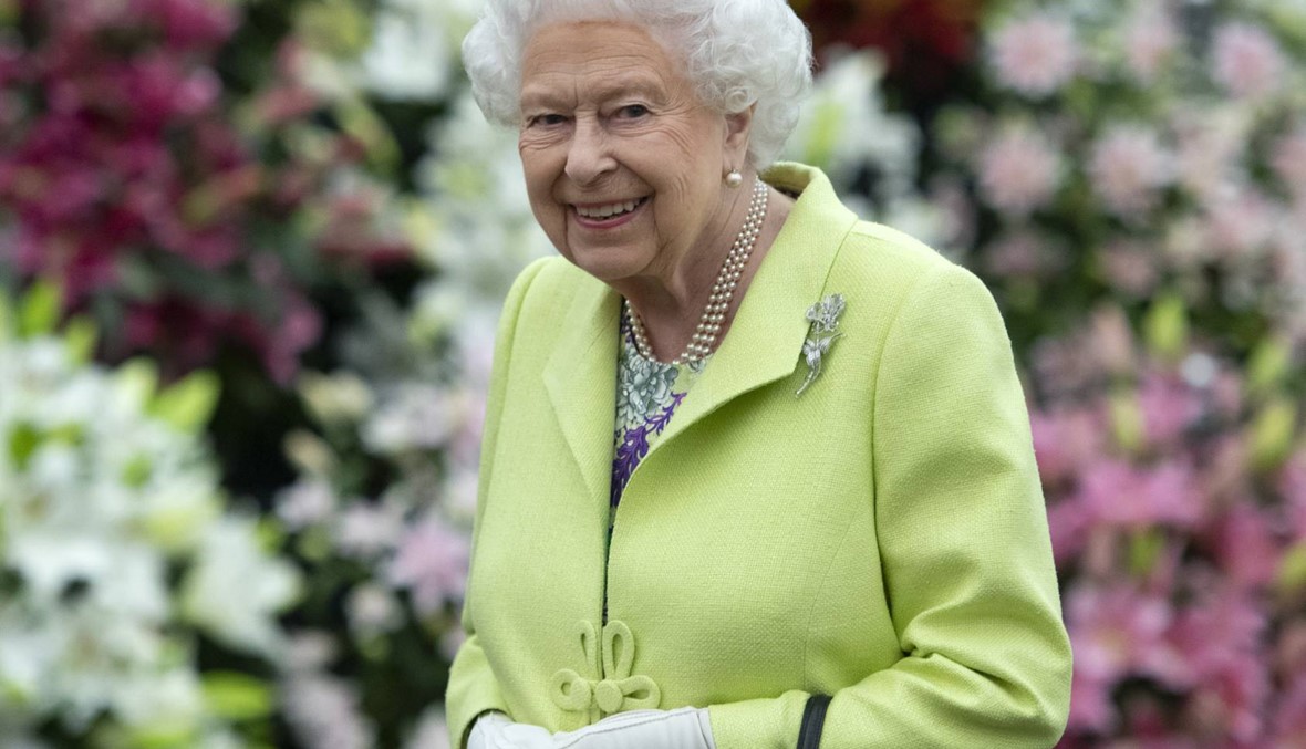 ملكة بريطانيا تتفقّد حديقة زوجة حفيدها