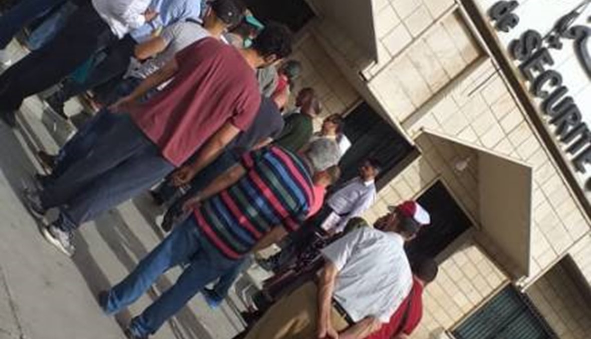 الضمان تابع- المواطنون يصطفّون أمام مركز طريق المطار ... بانتظار الفرج! (بالصور)
