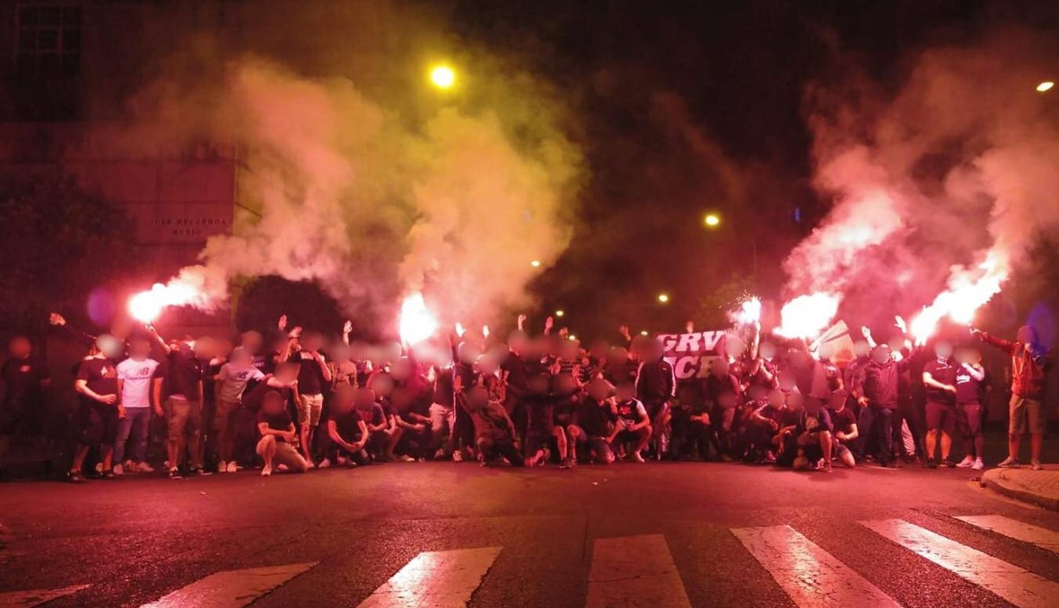 الشرطة توقف 23 شخصاً من مشجعي برشلونة