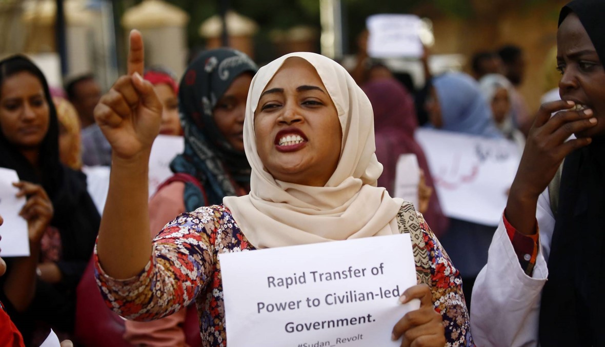 رئيس المجلس العسكري الانتقالي في السودان يصل إلى القاهرة