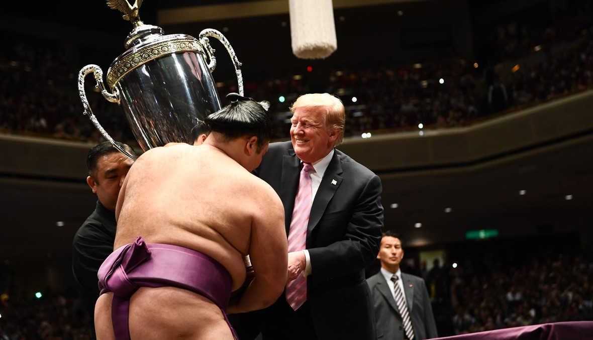 فيديو وصور- ترامب لعب الغولف مع آبي وشاهد السومو في اليابان: "أثق بأنّ كيم سيفي بوعده"