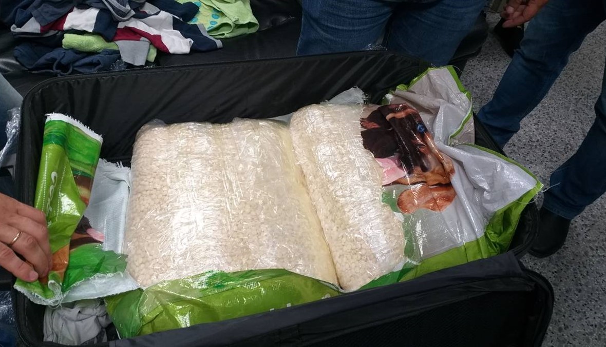 جهاز أمن المطار يوقف السعودي ح. ر. ومعه نحو 10 كيلوغرامات من الكبتاغون في حقيبة السفر (صور)