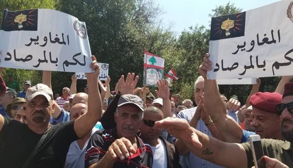 وقفة احتجاجية للعسكريين المتقاعدين على طريق القصر الجمهوري