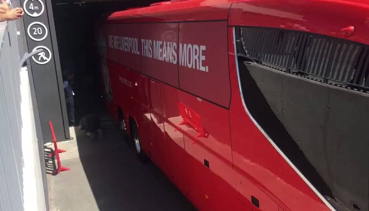بالفيديو: حافلة ليفربول عالقة في نفق