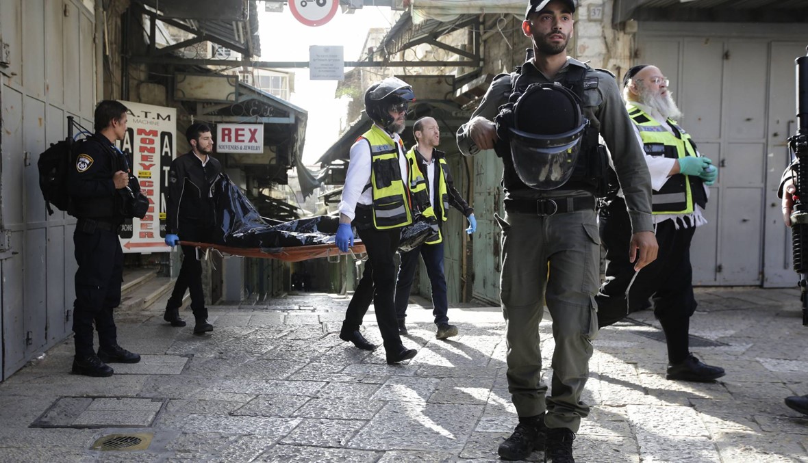 جرح اسرائيليين أحدهما في حالة حرجة في عملية طعن في القدس