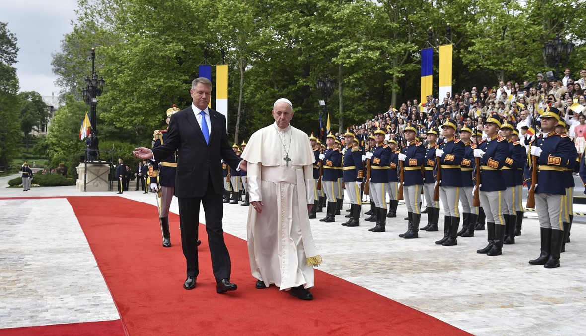 فيديو وصور- البابا فرنسيس بدأ زيارة لرومانيا: "آتي إليكم كي نسير معاً"