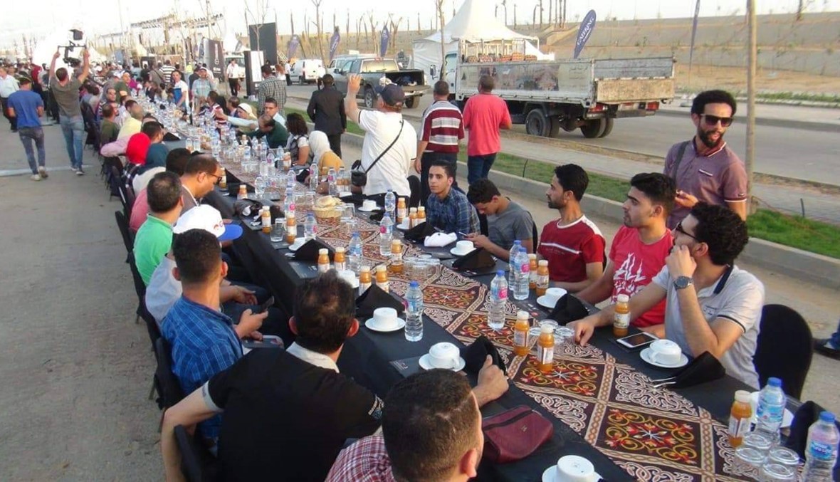 بالصور... مصر تنظّم "أطول مائدة رمضانية في العالم" وتدخل "غينيس"