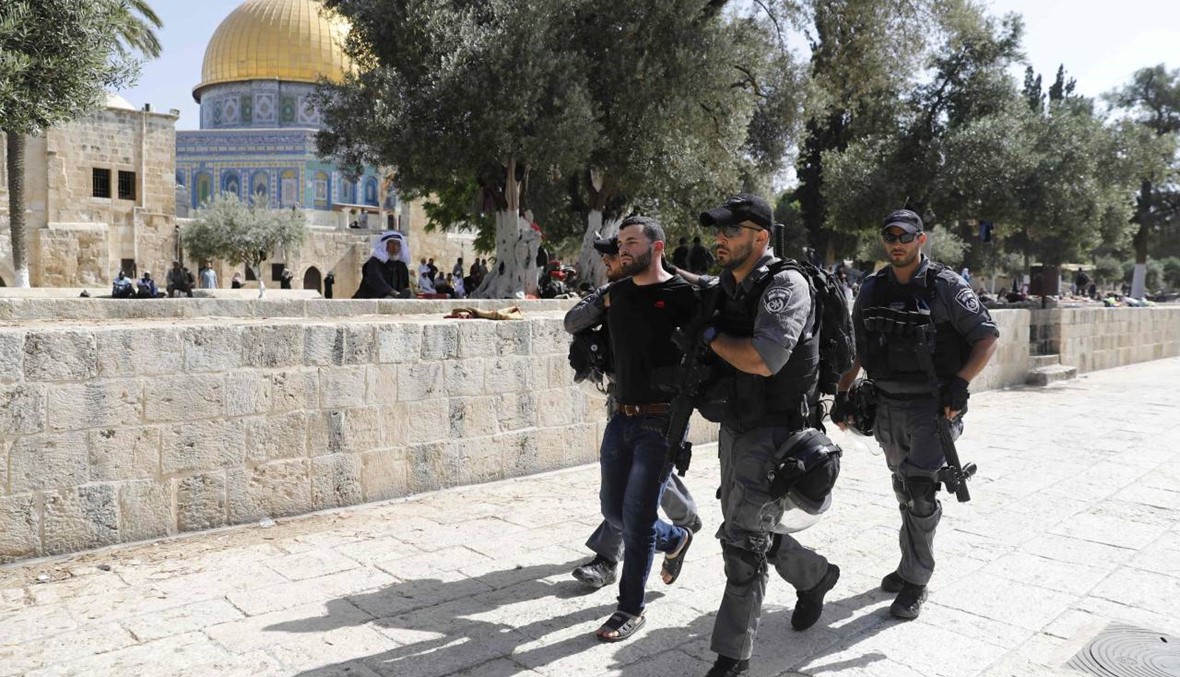 بالصور: اشتباكات داخل المسجد الأقصى في القدس... إصابة 45 مصلّياً