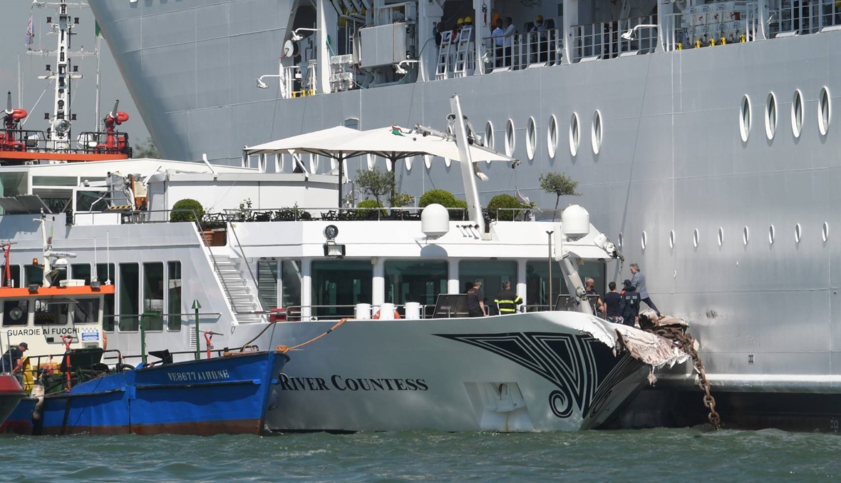 فيديو وصور- هلع في البندقية... سفينة سياحيّة تصطدم برصيف الميناء