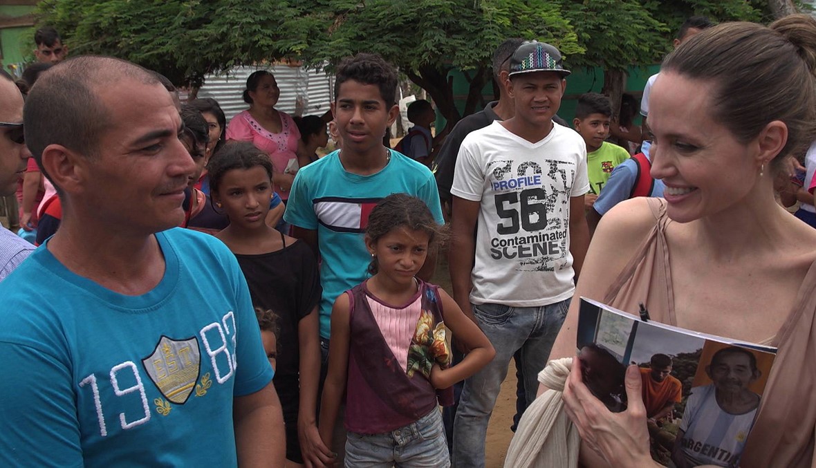 أنجيلينا جولي تزور مخيمات اللاجئين على الحدود بين كولومبيا وفنزويلا