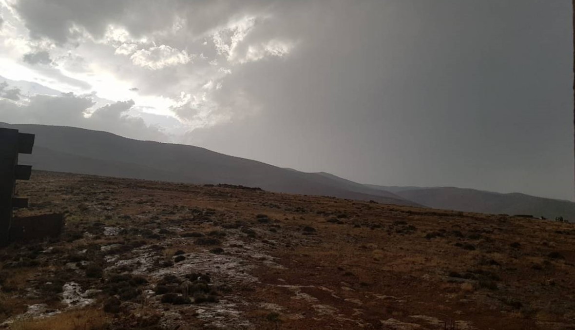 أمطار وعواصف رعدية في عزّ حزيران... بَرَد بأحجام غير مسبوقة وتخوُّف من سيول (صور)