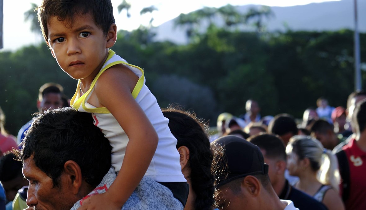 آلاف الفنزويليين يتدفقون إلى كولومبيا غداة قرار مادورو إعادة فتح الحدود