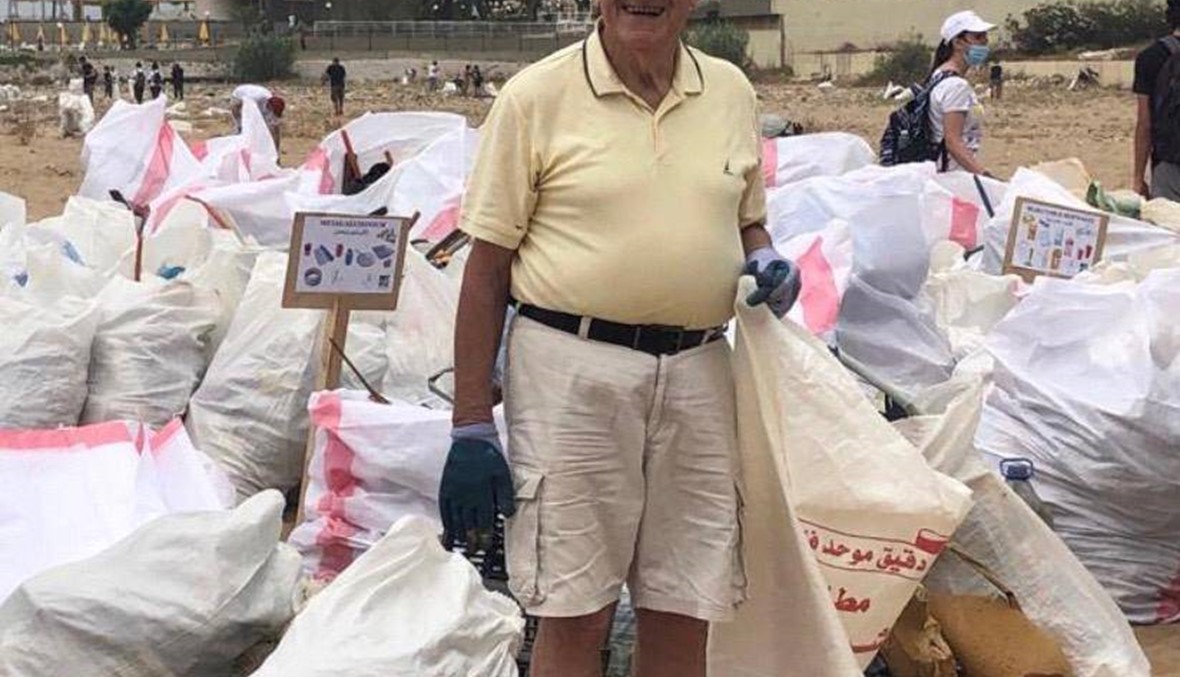 والد جريصاتي شارك في حملة تنظيف الشاطئ... "بتبقى مَثلي الأعلى"
