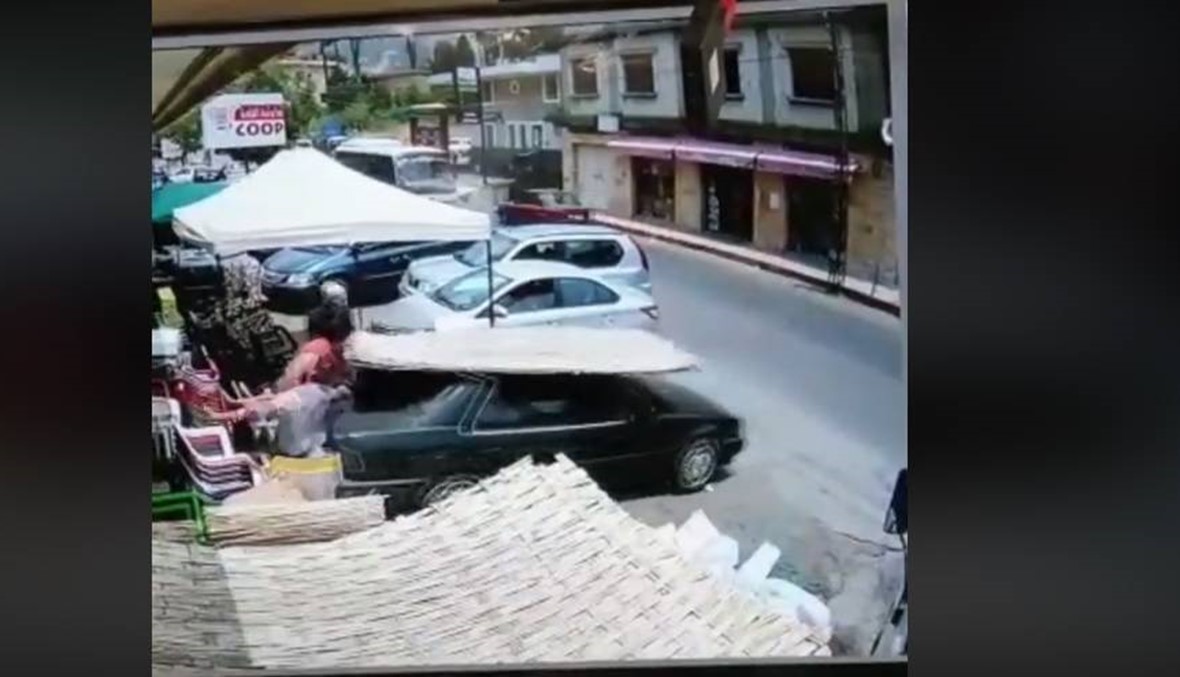 سيارة تعود بسرعة إلى الوراء فتصدم سيدة ورجلين في فالوغا