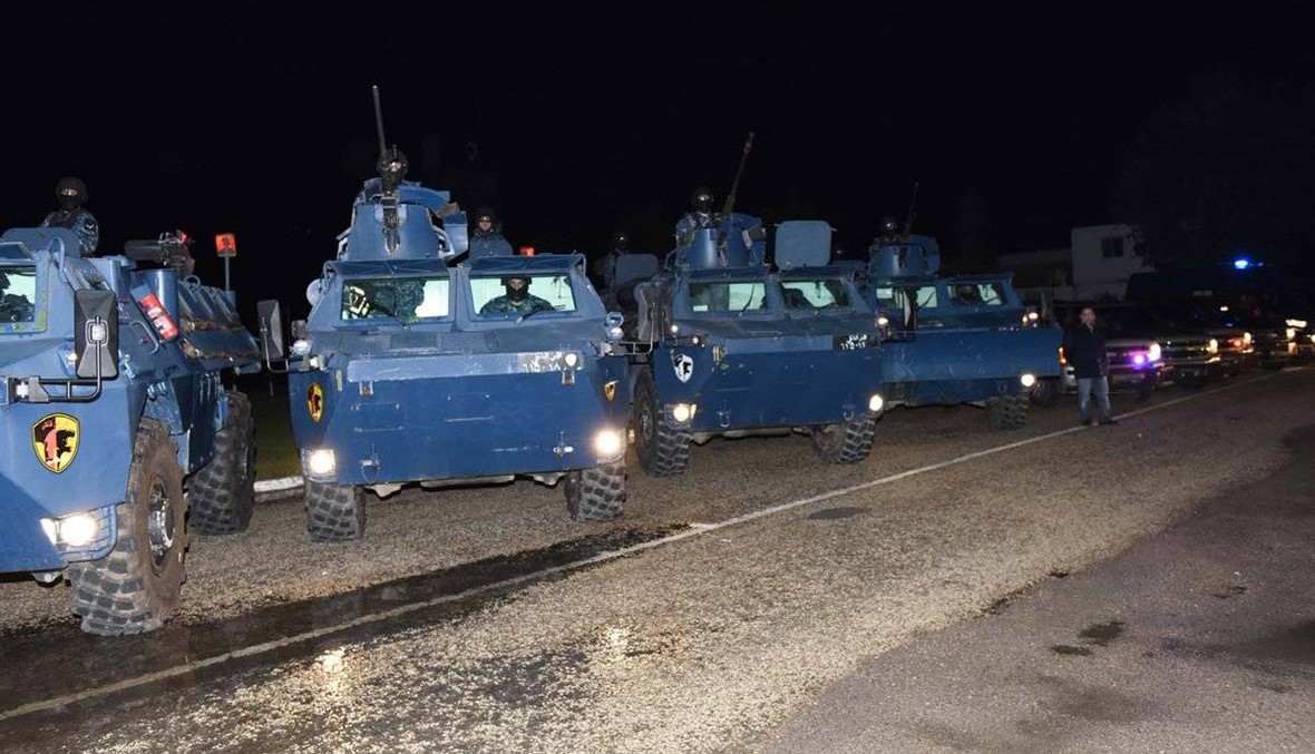 انقلاب مصفحة لقوى الأمن من على شاحنة "تريلا" على طريق رومية