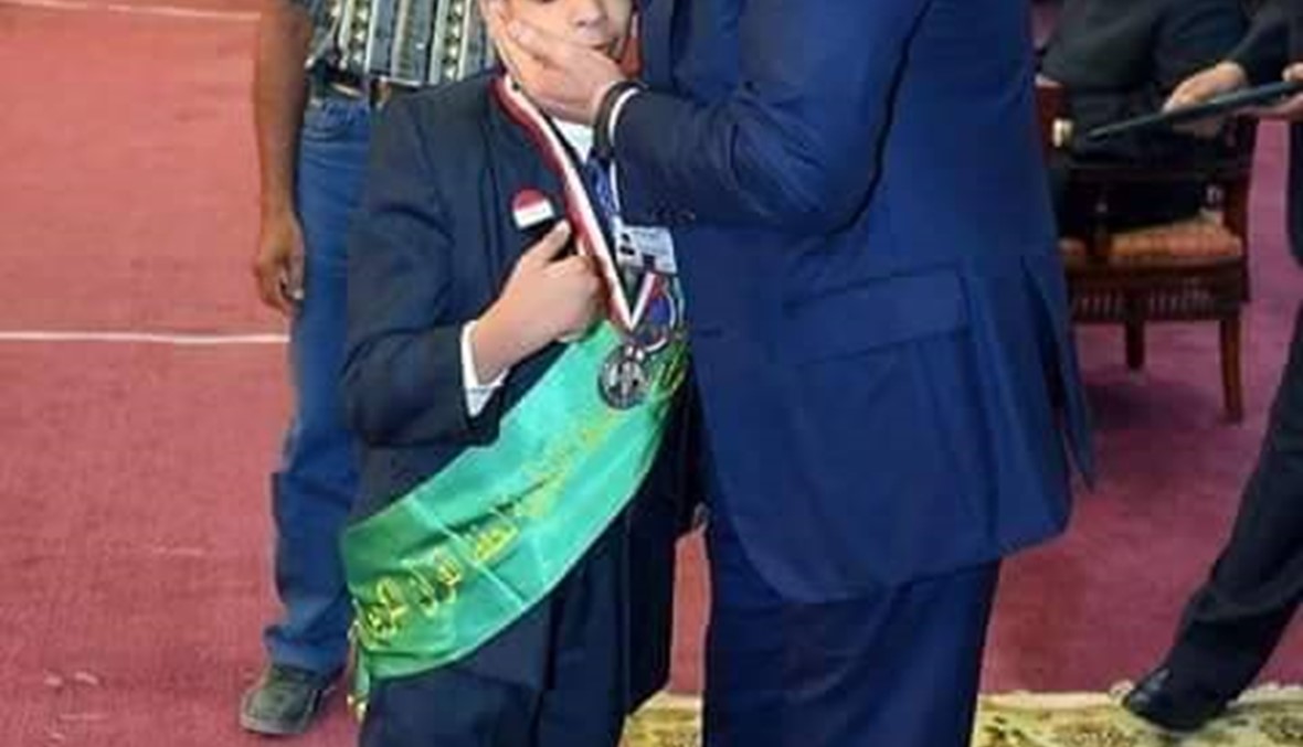 وُلد كفيفاً... الطفل عبدالرحمن كرّمه السيسي ويعطي دروساً في الكفاح