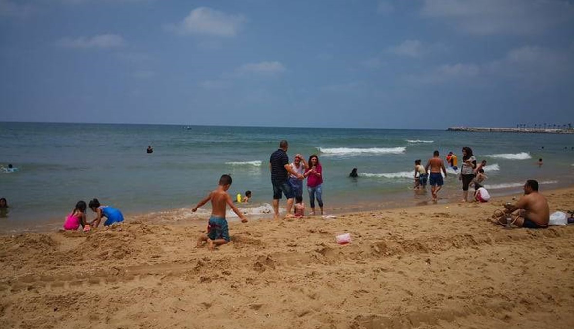 "أكبر بؤرة" تلوث على الشاطئ اللبناني... الرملة البيضاء ما زالت مقصداً لكثيرين
