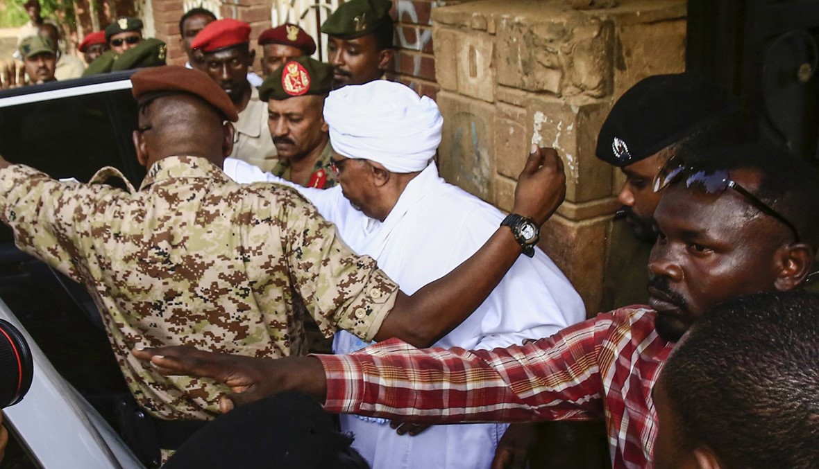 فيديو وصور- أوّل ظهور للبشير منذ إطاحته في السودان: الرئيس المخلوع مثل أمام النيابة