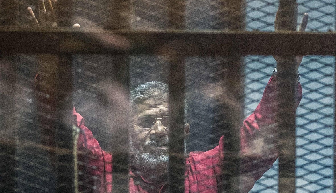 مرسي يوارى الثرى من دون مراسم تشييع