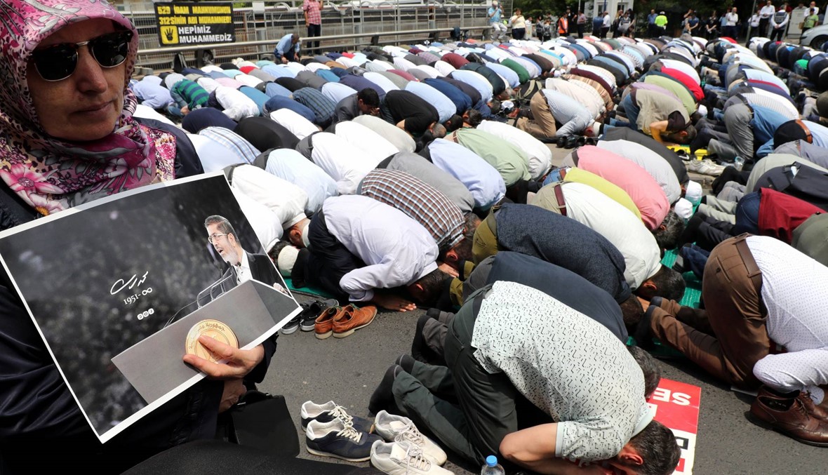 إردوغان انتقد سرّية الدفن... الآلاف يؤدون "صلاة الغائب" على مرسي في اسطنبول