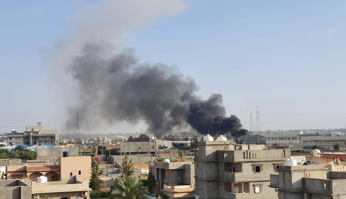 قصف جوي يستهدف مخزن شركة نفطية قرب طرابلس وإصابة ثلاثة موظفين