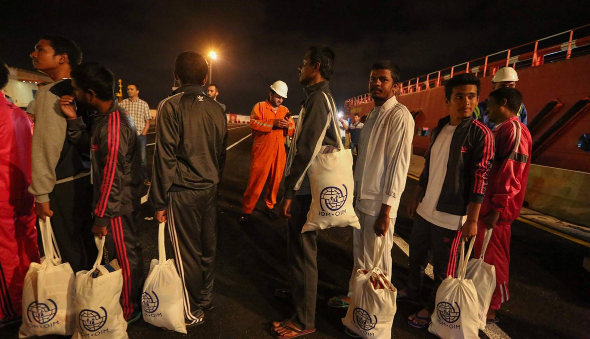 عشرات المهاجرين يعودون لبلادهم بعد أن علقوا ثلاثة أسابيع قبالة سواحل تونس