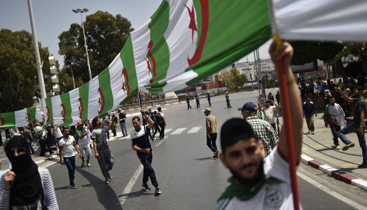 قائد الجيش: علم الجزائر هو الوحيد المسموح برفعه خلال التظاهرات