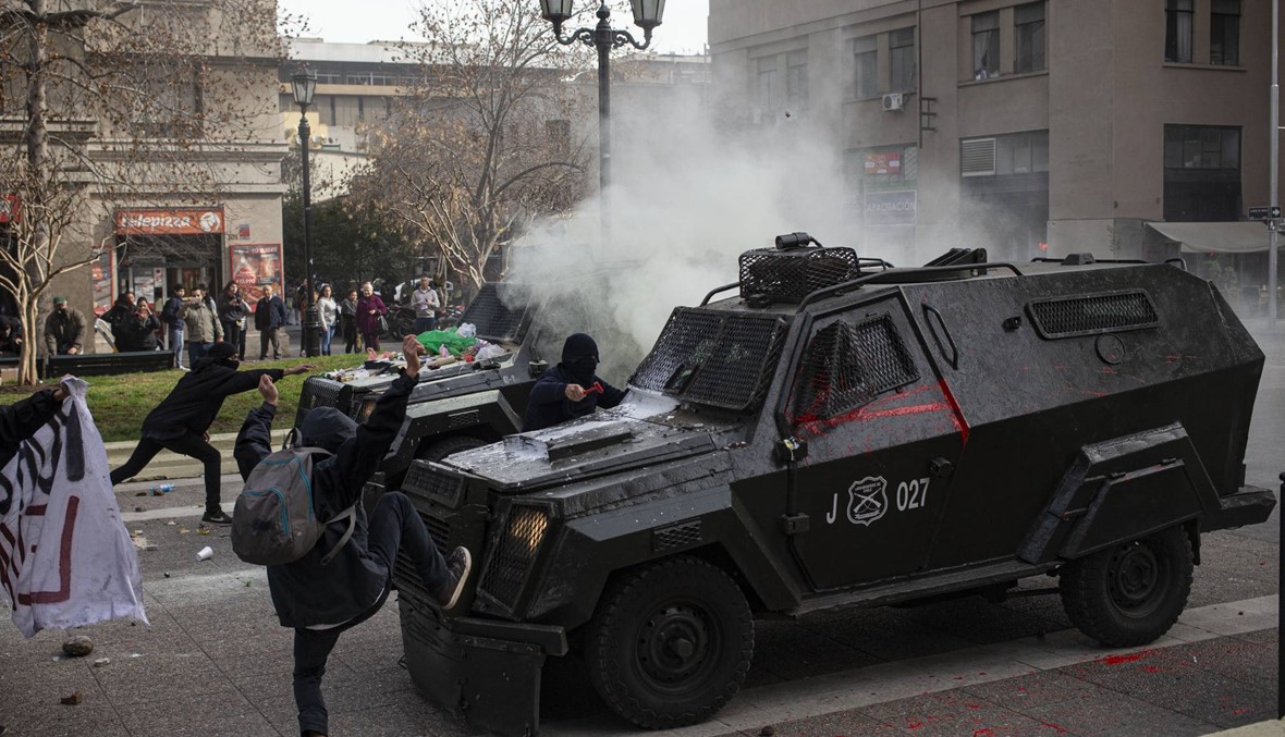اشتباك مع الشرطة التشيلية خلال مسيرة للمطالبة بظروف عمل أفضل (أ ف ب).