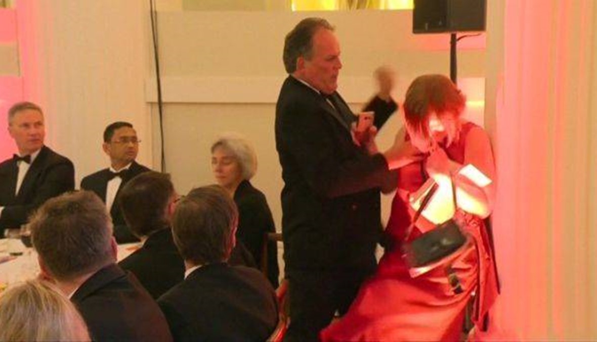 اعتداء وزير على امرأة في حفل رسمي يثير غضب كُثر!