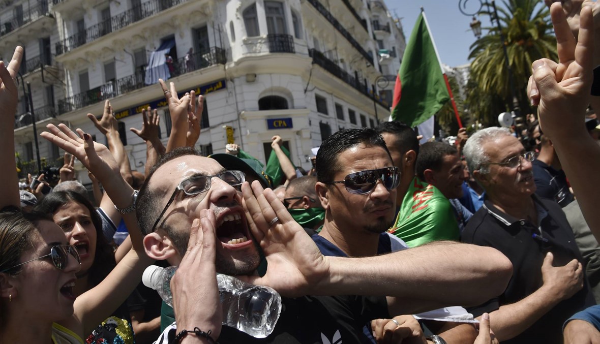 الجزائريّون يتظاهرون للجمعة الـ18: قائد الجيش يحذّر من "تدمير المؤسسات"