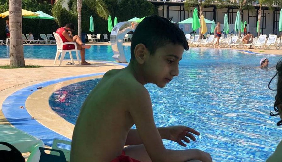 صوَّره عمّه قبل دقيقتين من الكارثة... الطفل مصطفى يقضي غرقاً في حوض السباحة