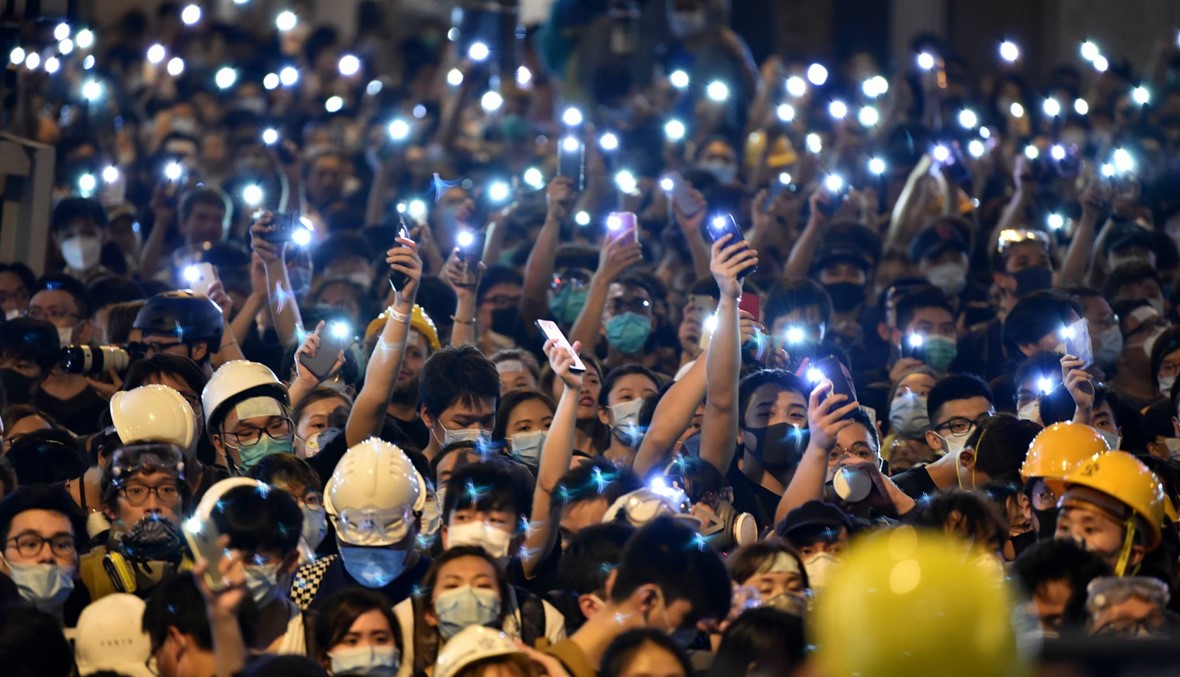 هونغ كونغ: آلاف المتظاهرين تجمّعوا أمام مقر الشرطة... "أطلقوا الصالحين"