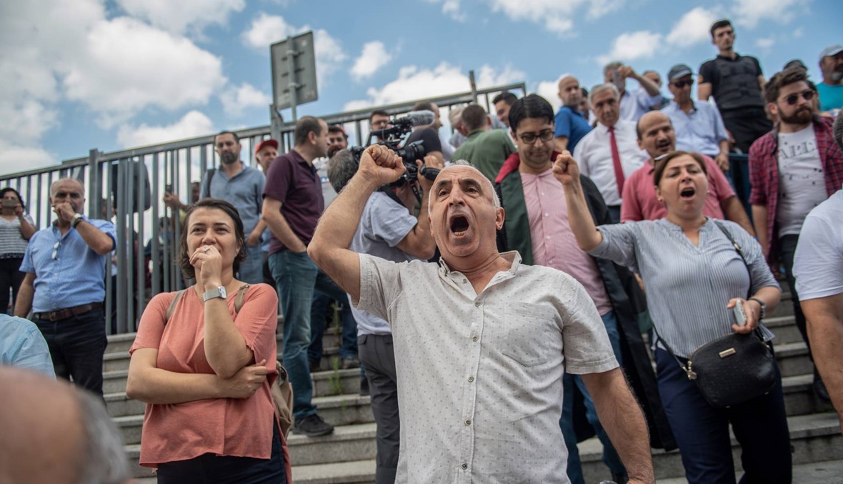 مئات احتجّوا أمام محكمة إسطنبول: سياسيّة معارضة تحاكَم بسبب تغريدات "مسيئة" لإردوغان